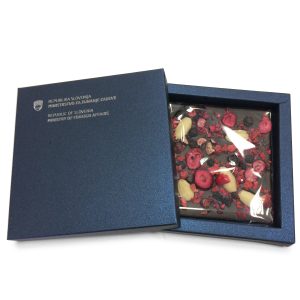 <b> Čokolada 75 g dvodelna emb.</b> <br />velikost: 10 x 10 cm